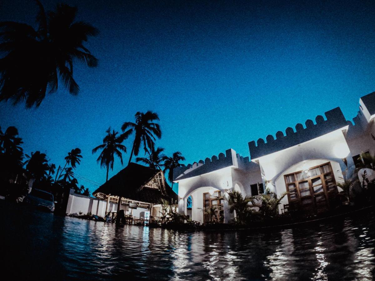 The Golden Blue Luxury Hotel Bwejuu Exterior photo